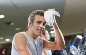 man svettas på gym